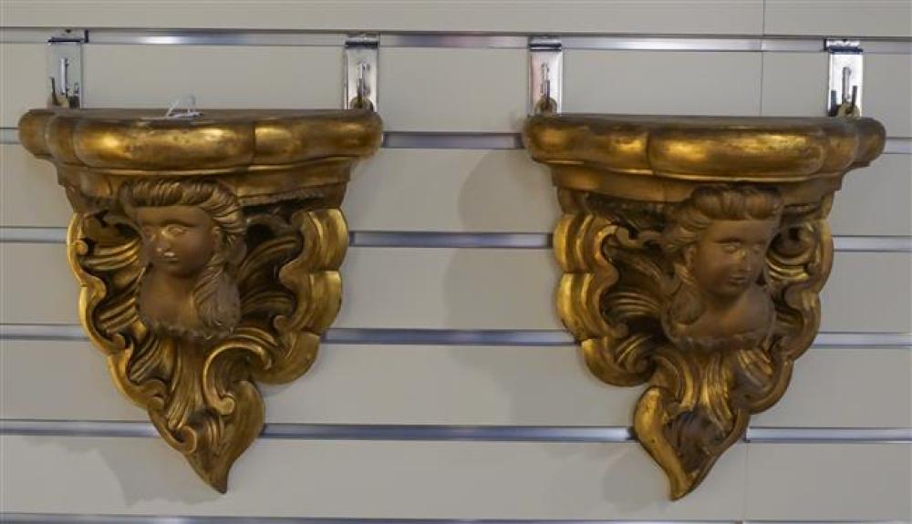 PAIR OF ITALIAN CARVED AND GILTWOOD 32217e