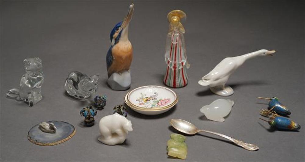 GROUP WITH PORCELAIN FIGURES OF 322355