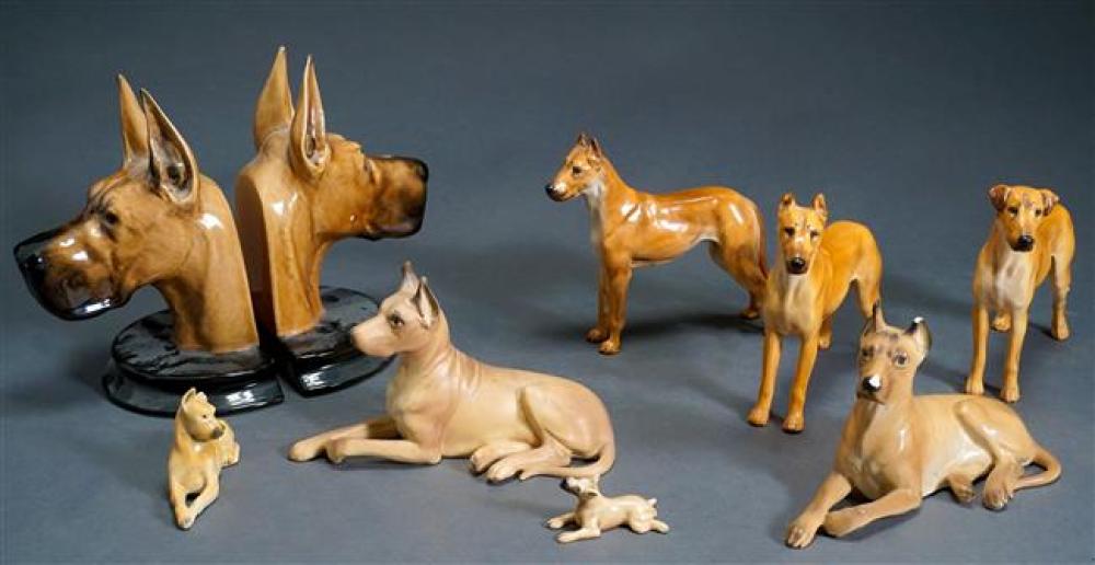 GROUP WITH PORCELAIN AND CERAMIC DOG