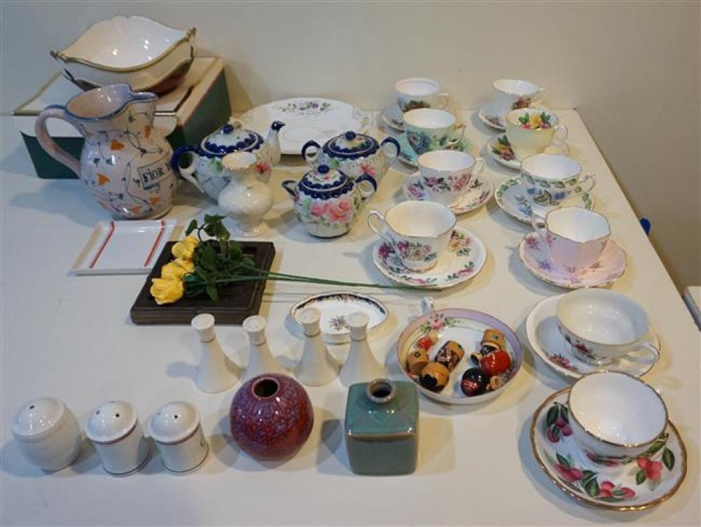 GROUP WITH PORCELAIN AND CERAMIC 322558