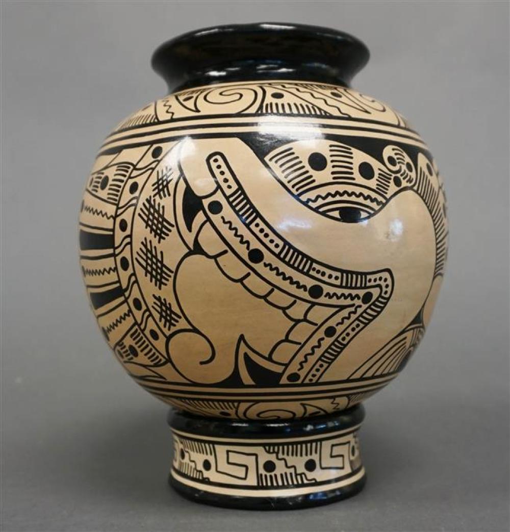 SOUTH AMERICAN DECORATED POTTERY 322678