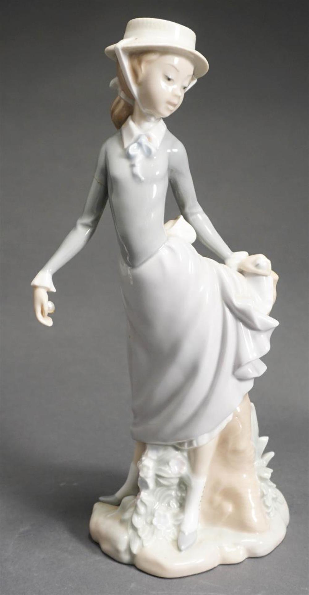 LLADRO PORCELAIN FIGURE OF YOUNG GIRL