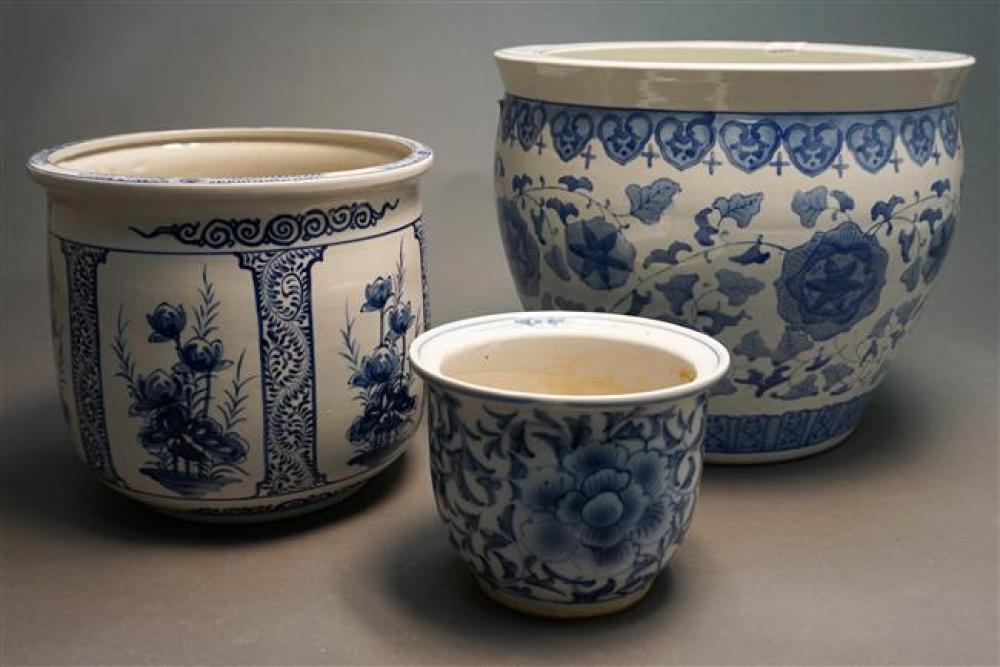THREE CHINESE BLUE AND WHITE PORCELAIN 3227d0