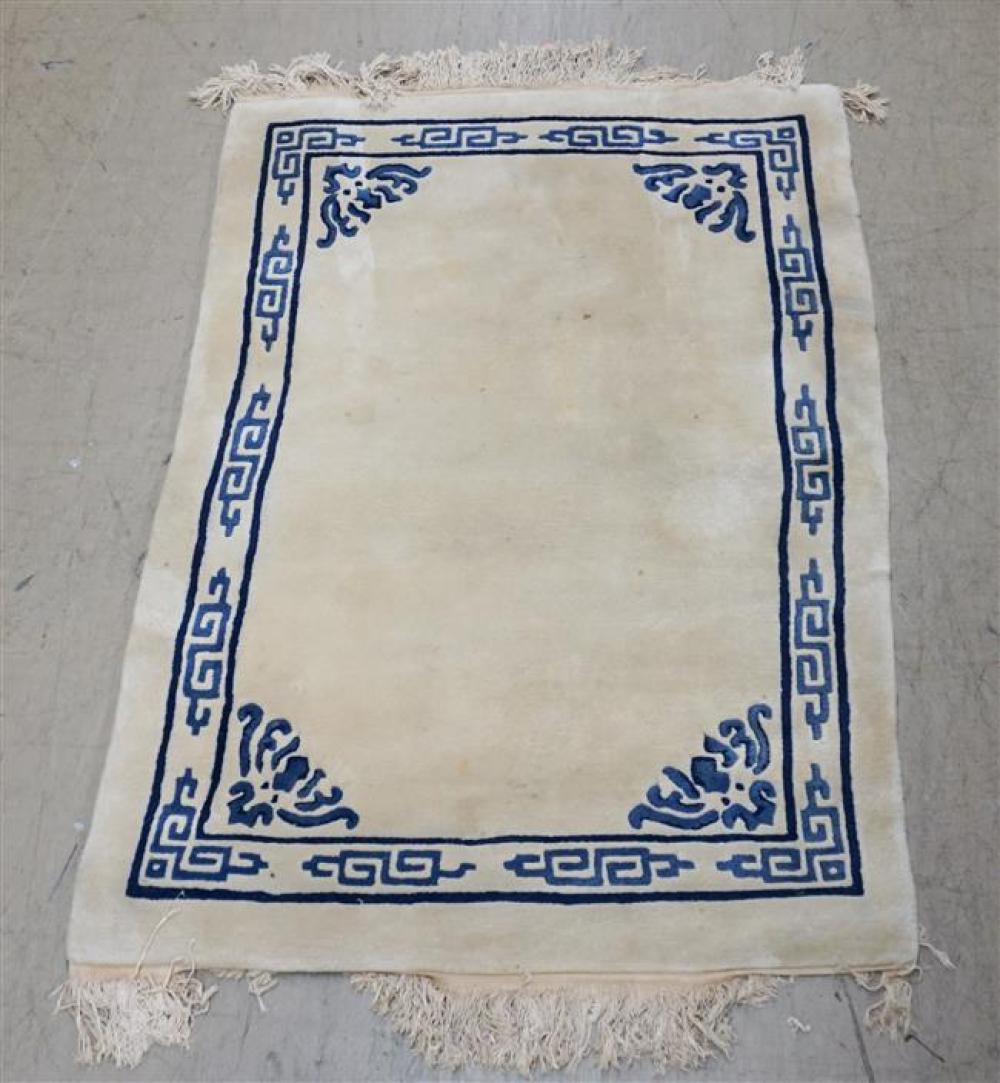 CHINESE IVORY GROUND RUG WITH BLUE 322ac2