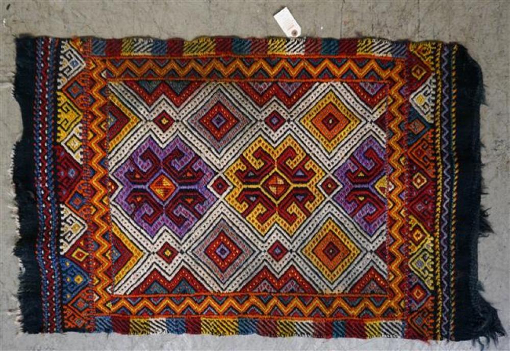 MIDDLE EASTERN WOVEN CARPETMiddle 322abc