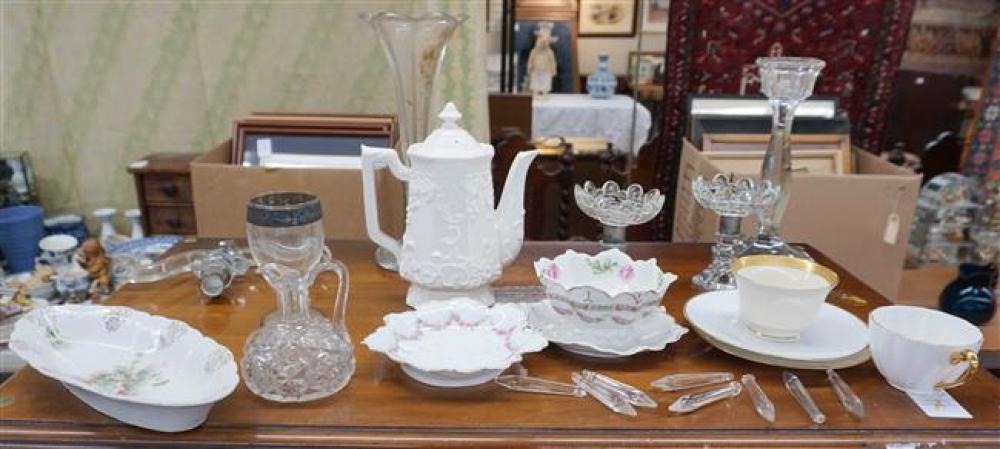 GROUP WITH PORCELAIN AND CRYSTAL