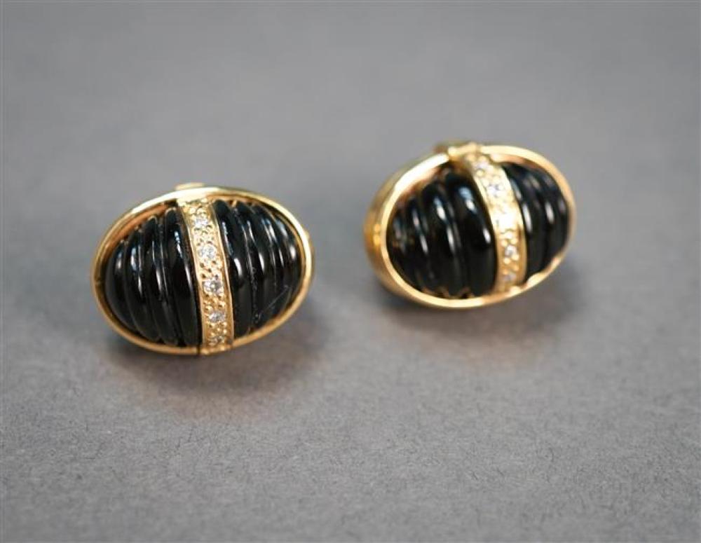 PAIR OF 14 KARAT YELLOW GOLD CARVED 322da4