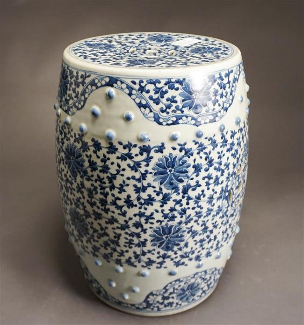 CHINESE BLUE AND WHITE GARDEN SEAT  323251