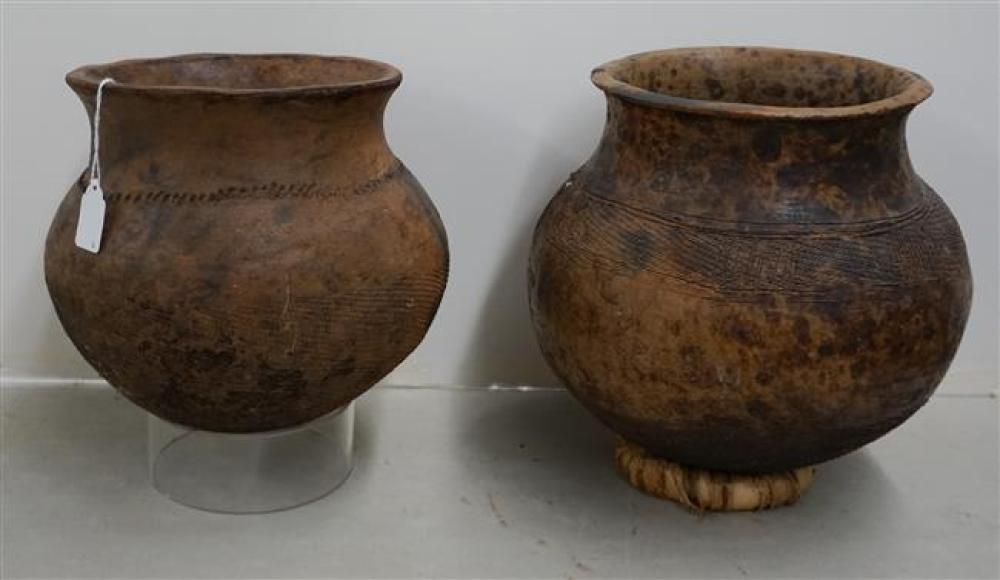 TWO ANCIENT TYPE TERRACOTTA JARS  3232e1