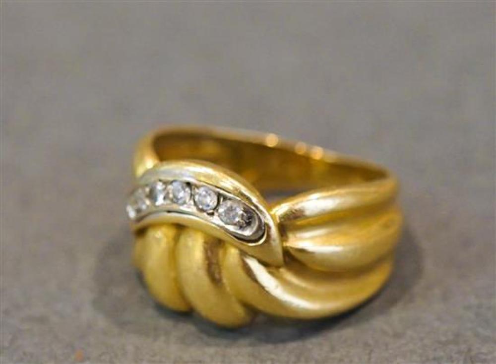 18 KARAT YELLOW GOLD DIAMOND RING,