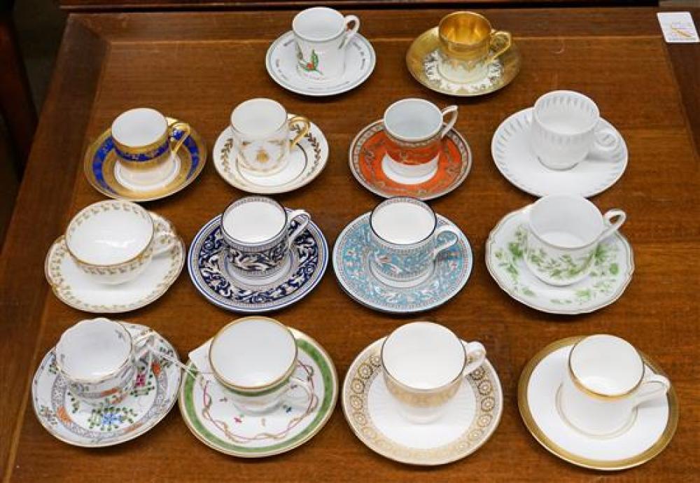 COLLECTION WITH FOURTEEN DEMITASSE 320f5e