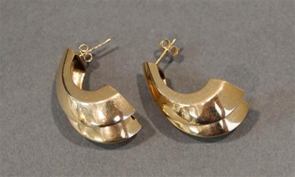 PAIR OF 14 KARAT YELLOW GOLD PIERCED 320fb4