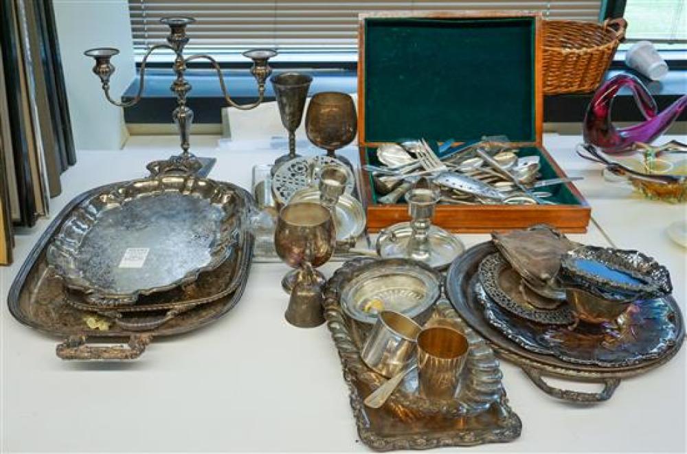 GROUP WITH SILVER PLATE ARTICLESGroup 32100f