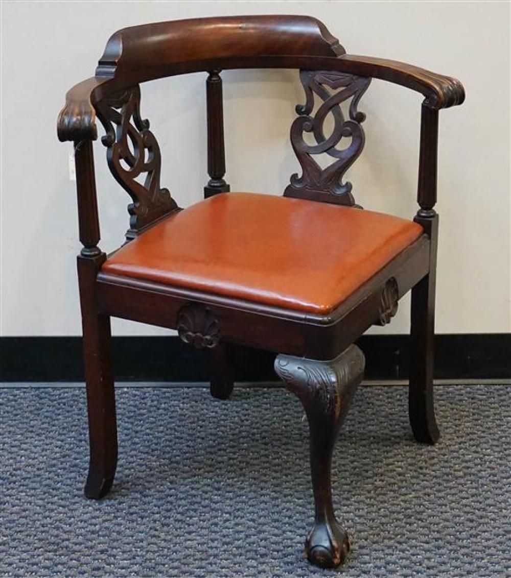 CHIPPENDALE STYLE MAHOGANY CORNER 32102d