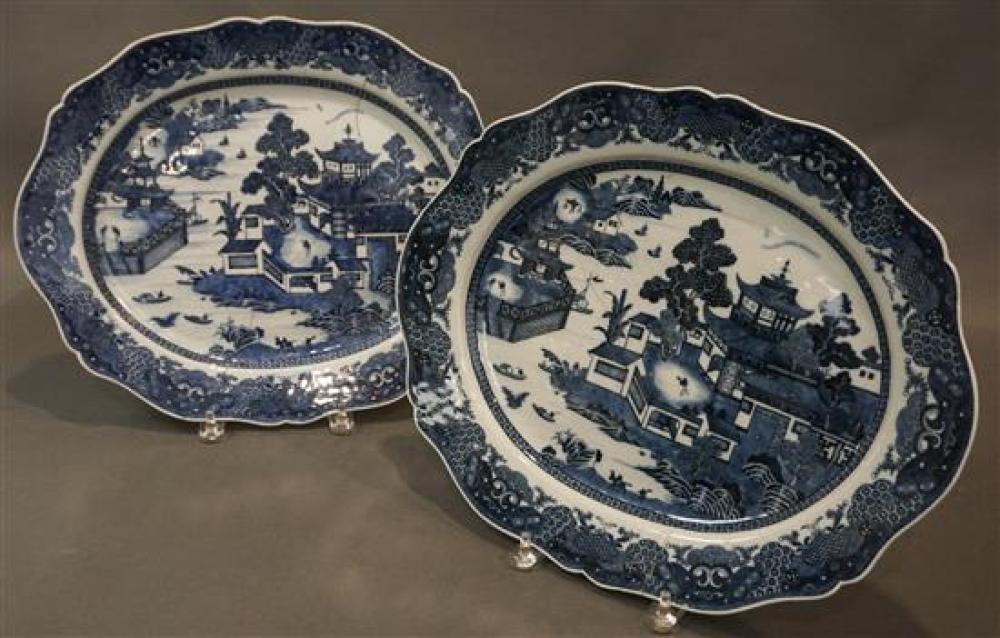 PAIR OF CHINESE CANTON BLUE AND 3210de