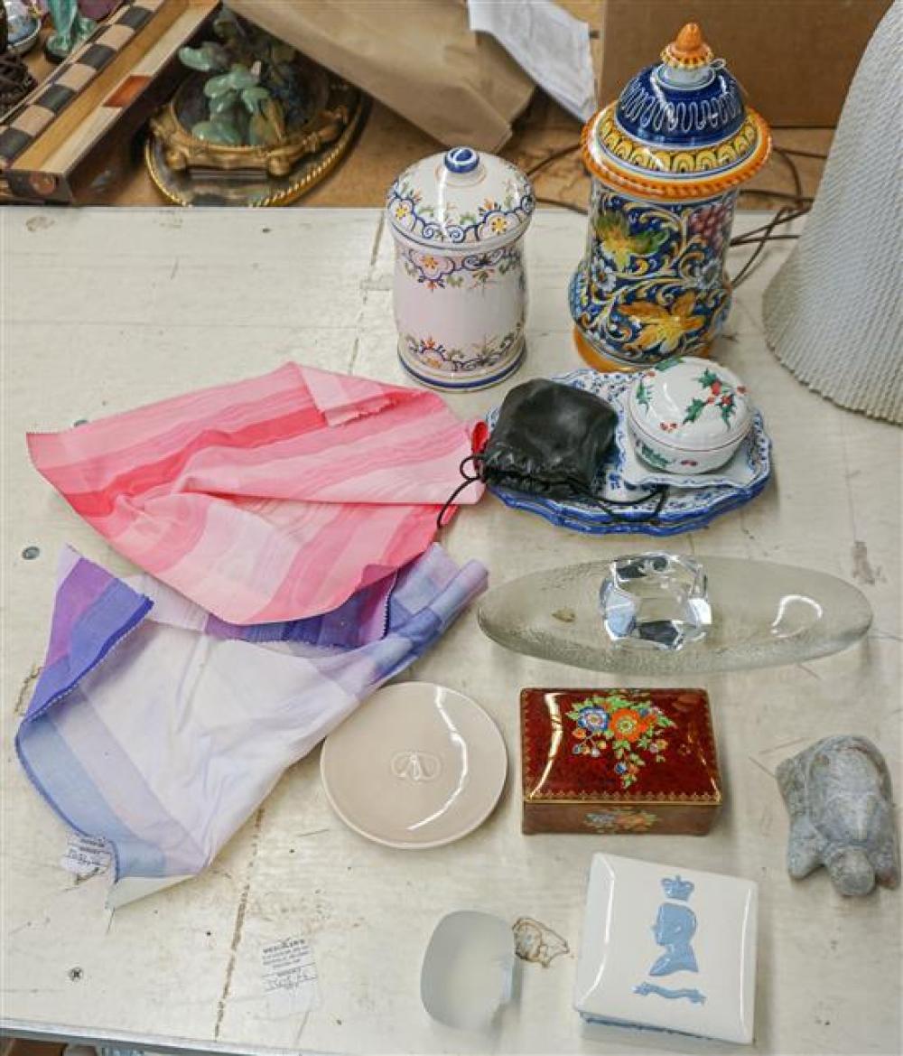 GROUP WITH CERAMIC, CRYSTAL, PORCELAIN