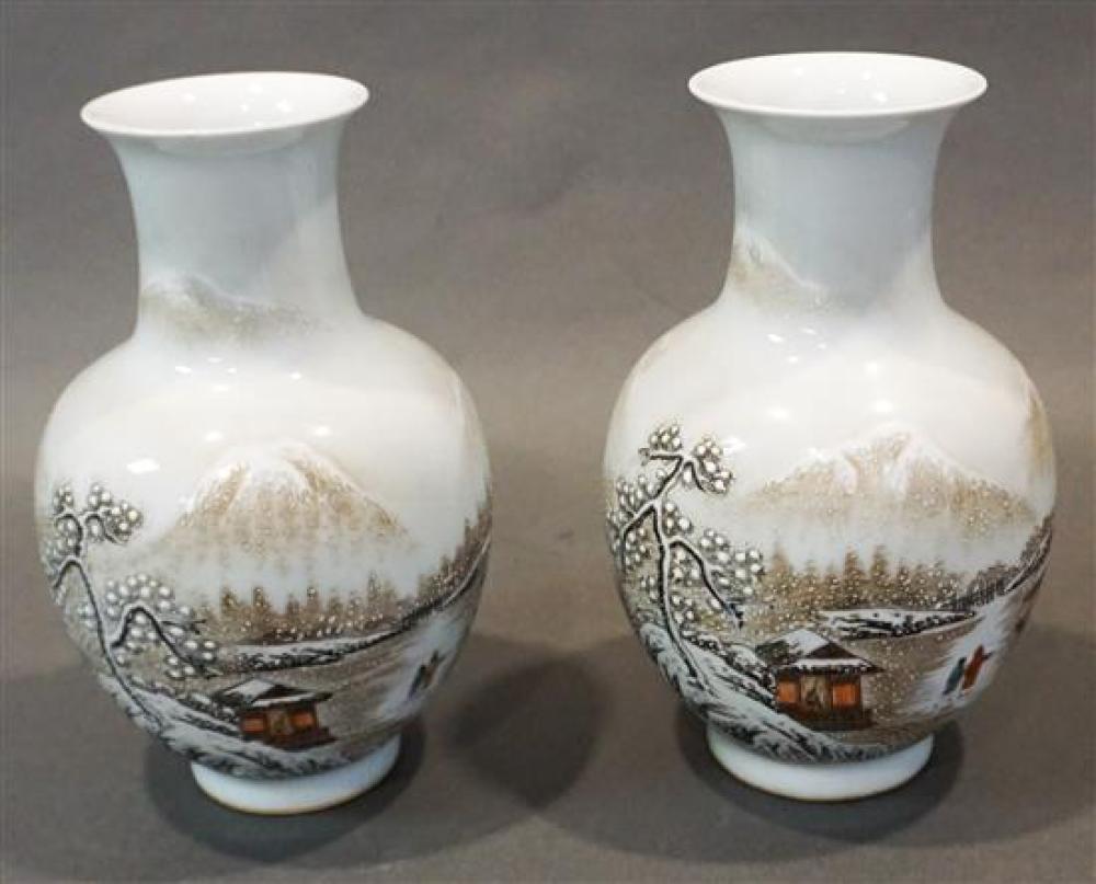 PAIR OF CHINESE FAMILLE ROSE  3212b6