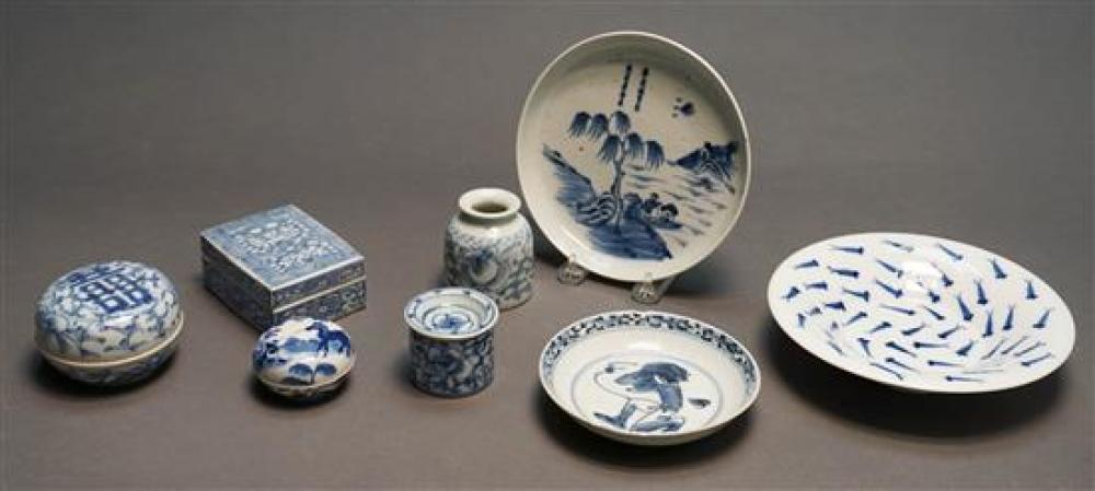 THREE CHINESE BLUE AND WHITE DISHES  32146f