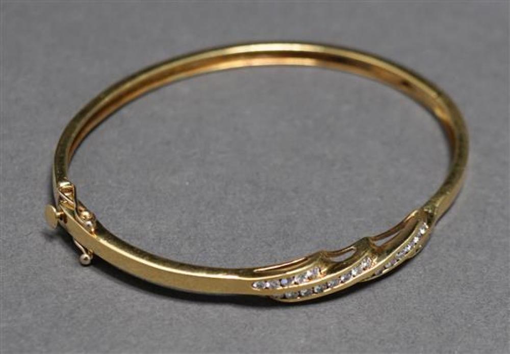 18 KARAT YELLOW GOLD DIAMOND BANGLE