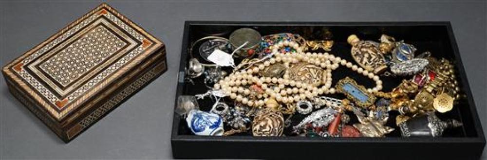 COLLECTION WITH COSTUME JEWELRY