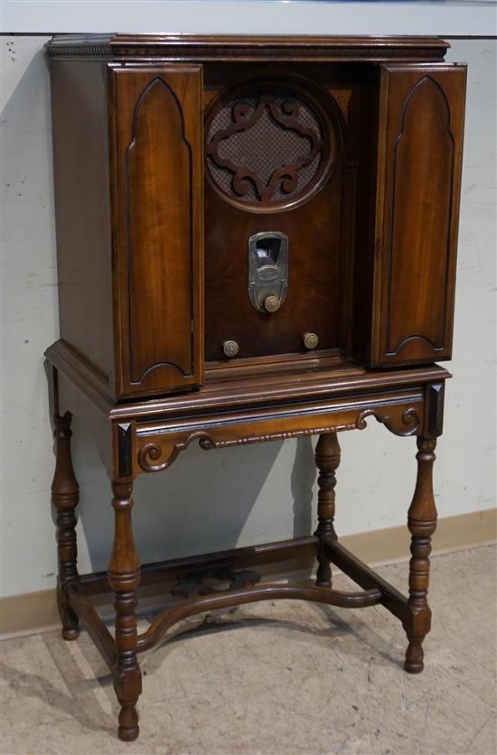 MAJESTIC WALNUT CONSOLE RADIOMajestic