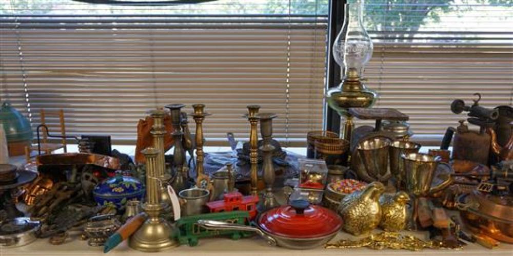 GROUP OF ASSORTED METALWARE INCLUDING 3215b4