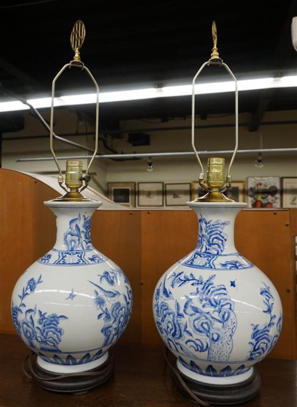 PAIR CHINESE BLUE AND WHITE PORCELAIN 321b2d
