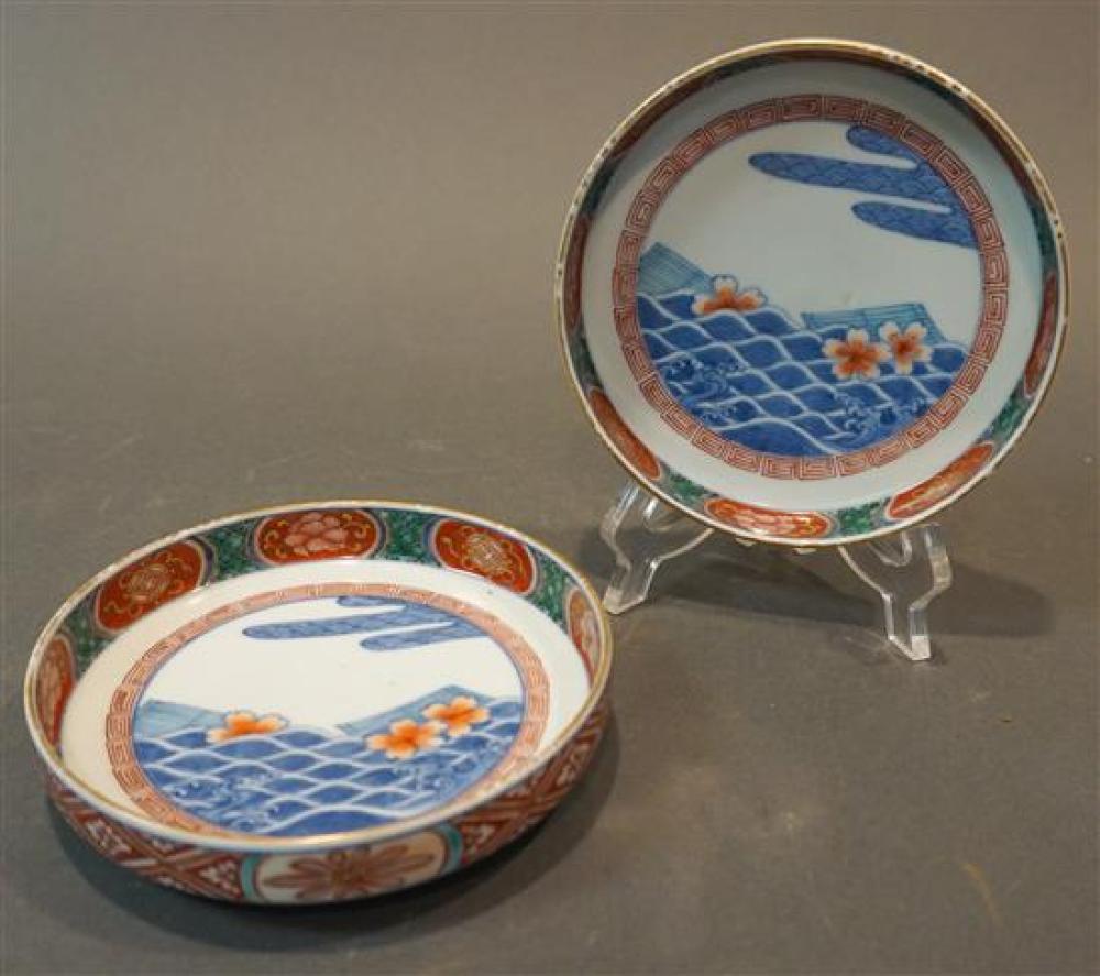 PAIR JAPANESE PORCELAIN ROUND PLATESPair 321bde