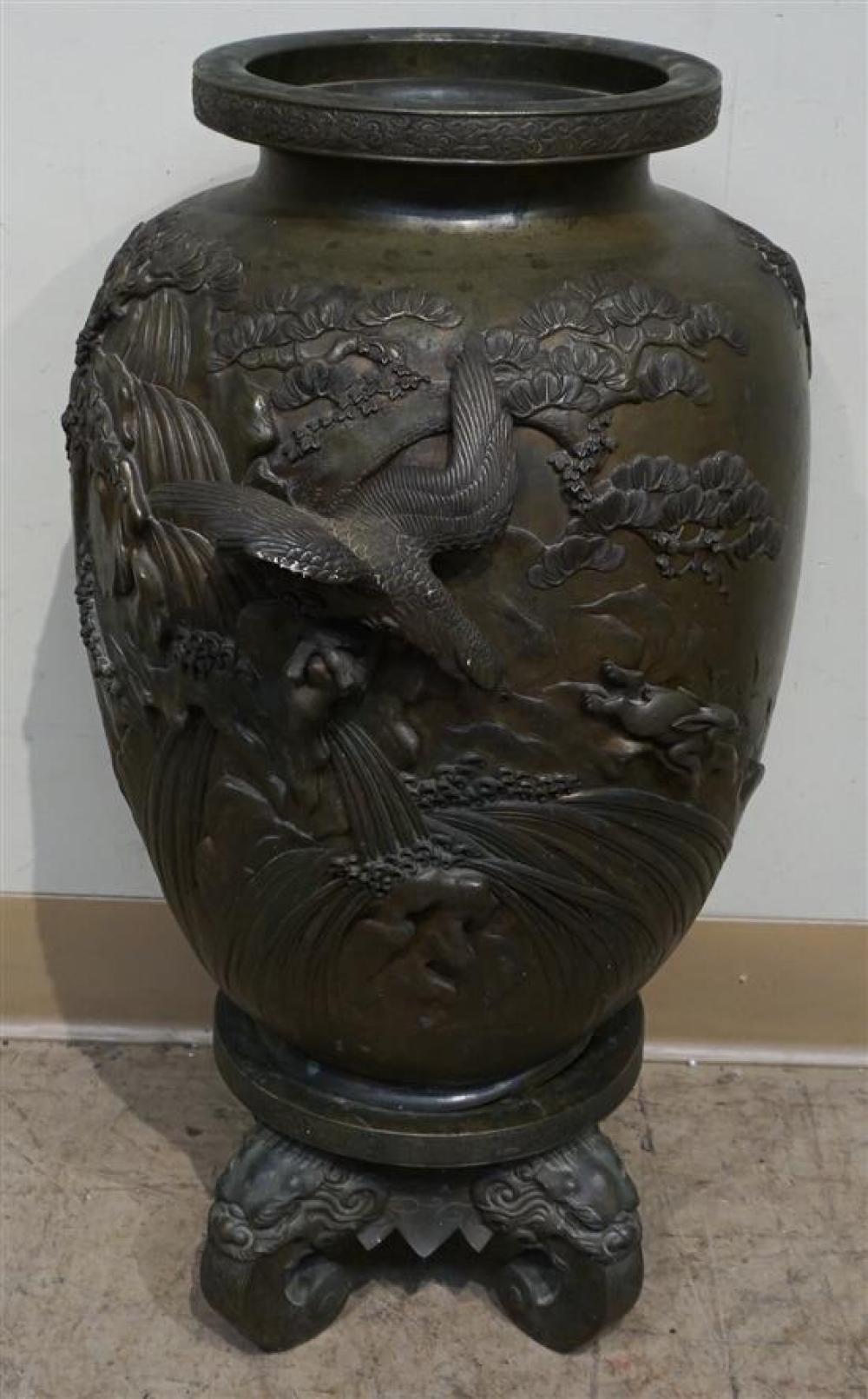 JAPANESE BRONZE VASE ON STAND  321bf9