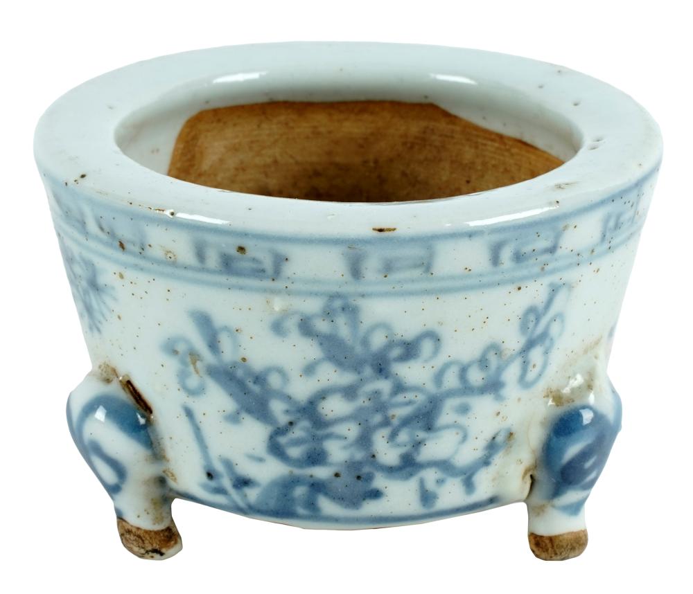 SMALL CHINESE BLUE & WHITE PORCELAIN