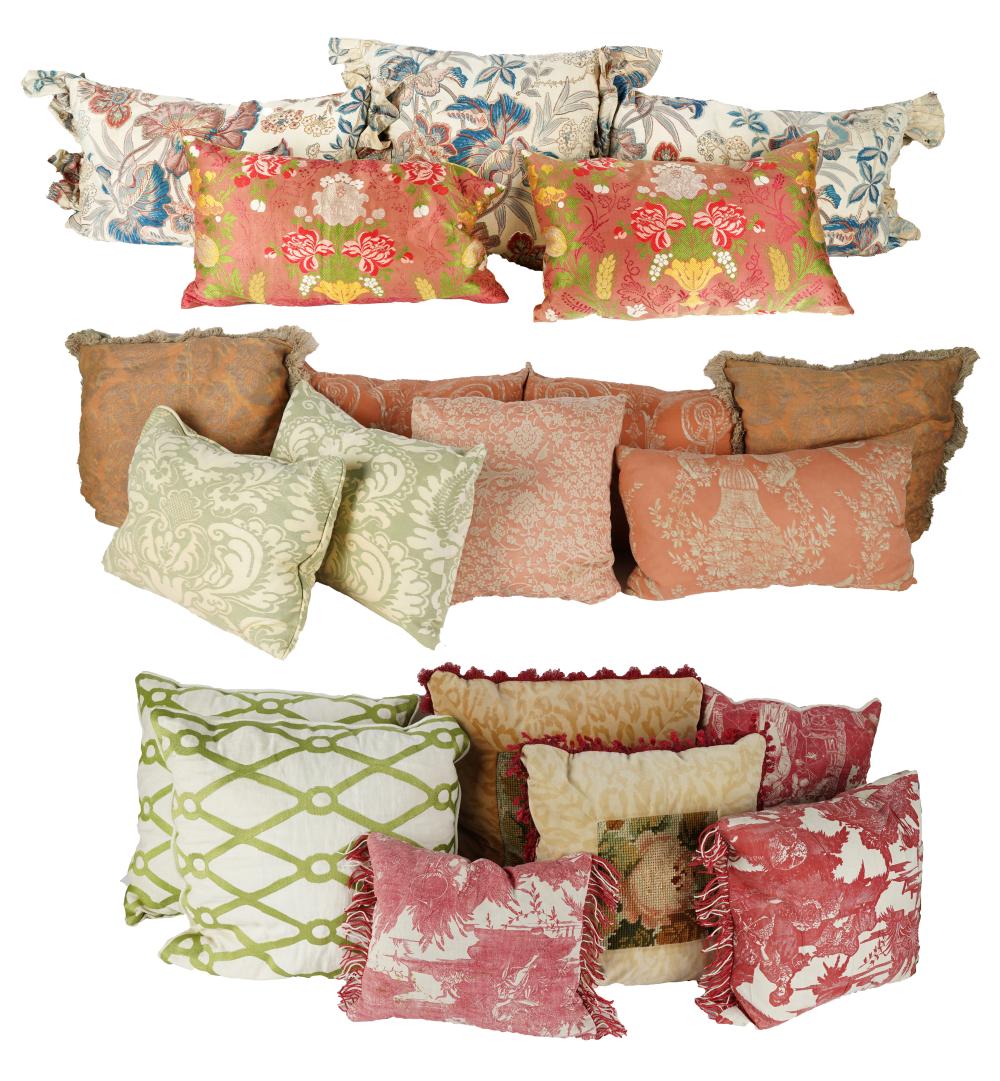 COLLECTION OF THROW PILLOWScomprising 324680