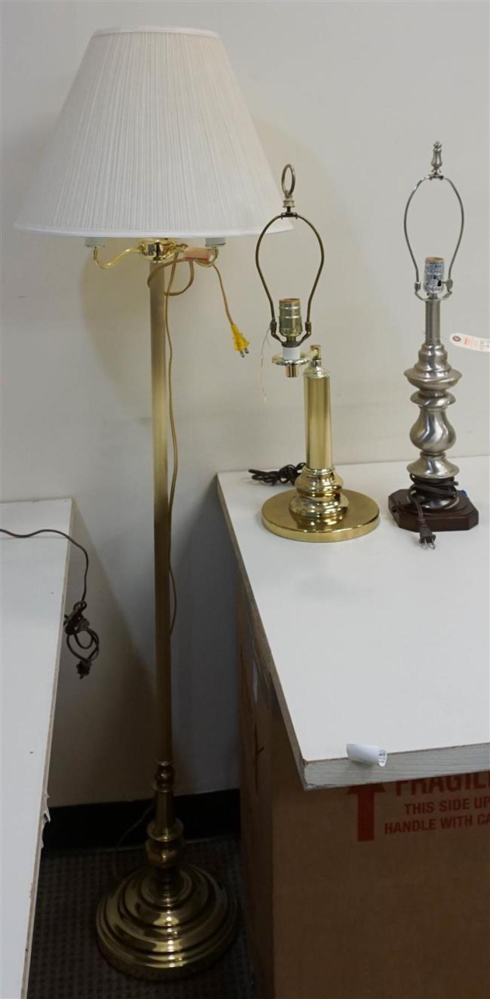 MODERN BRASS TONED FLOOR LAMP AND 32479f