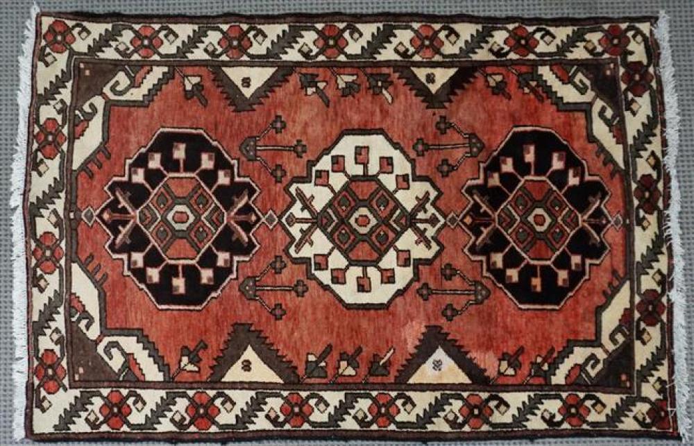 BAKHTIARI RUG, 4 FT 4 IN X 6 FT