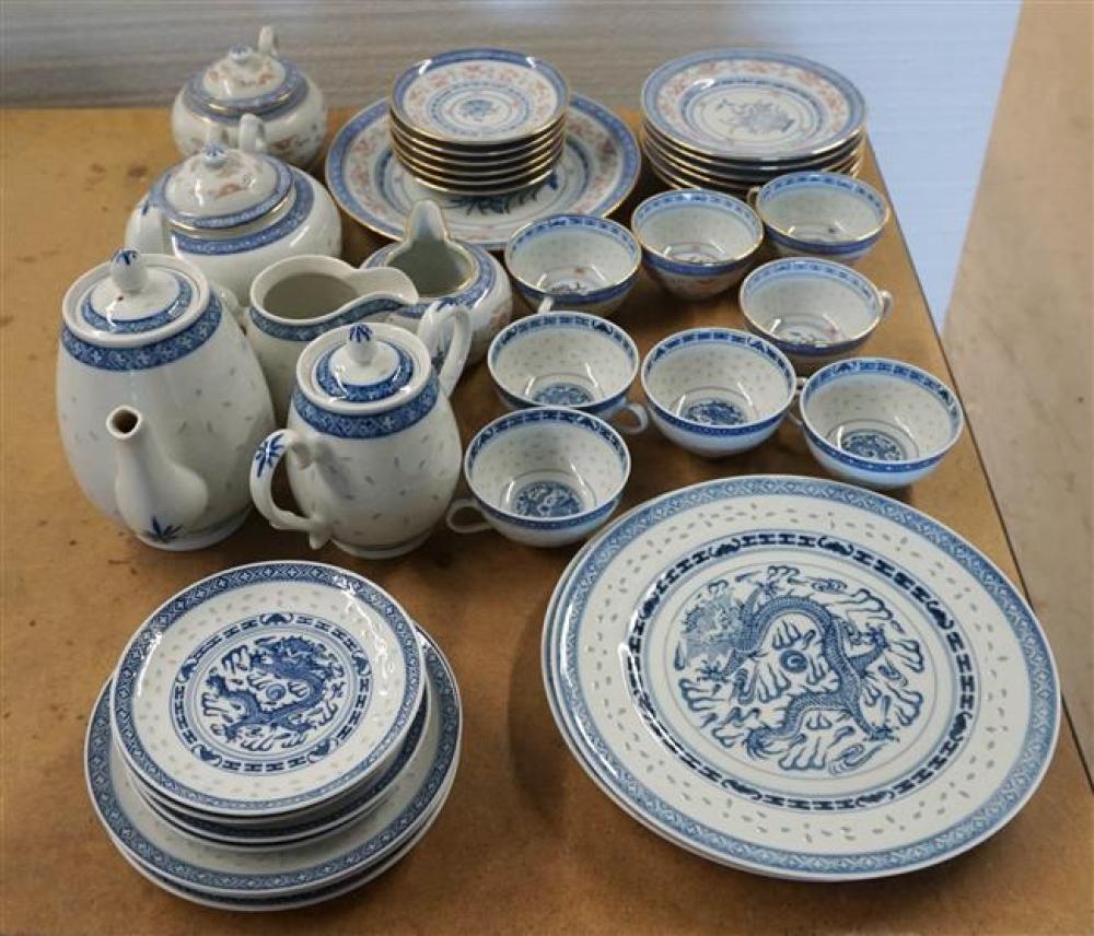 CHINESE BLUE AND WHITE PORCELAIN 36-PIECE