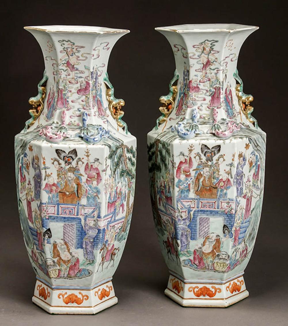 PAIR OF CHINESE FAMILLE ROSE  324b72