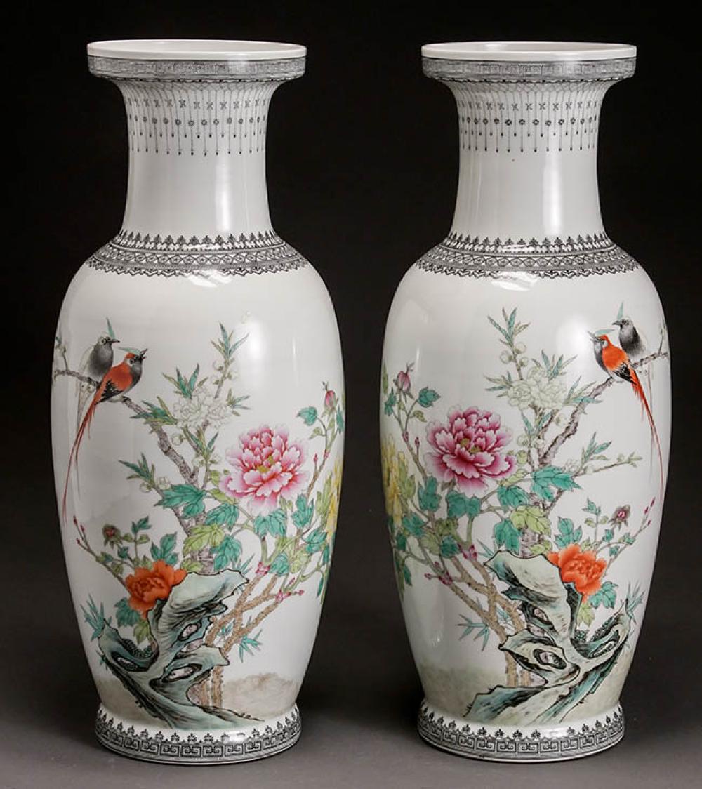 PAIR OF CHINESE FAMILLE ROSE  324b73