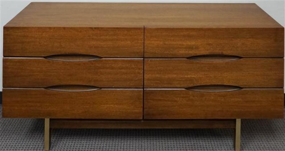 MID CENTURY MAHOGANY DOUBLE DRESSER 324d1a