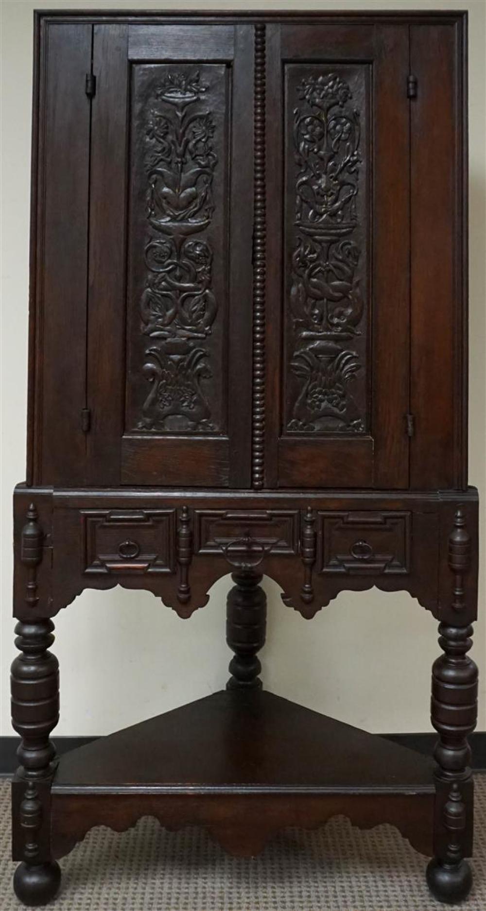 JACOBEAN STYLE CARVED AND TURNED 324d4e