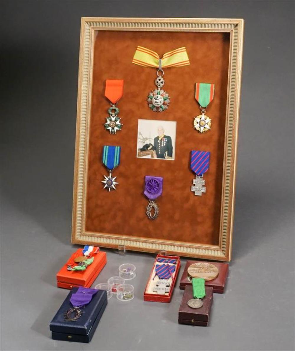 COLLECTION OF FRENCH MEDALS AND 324eb8