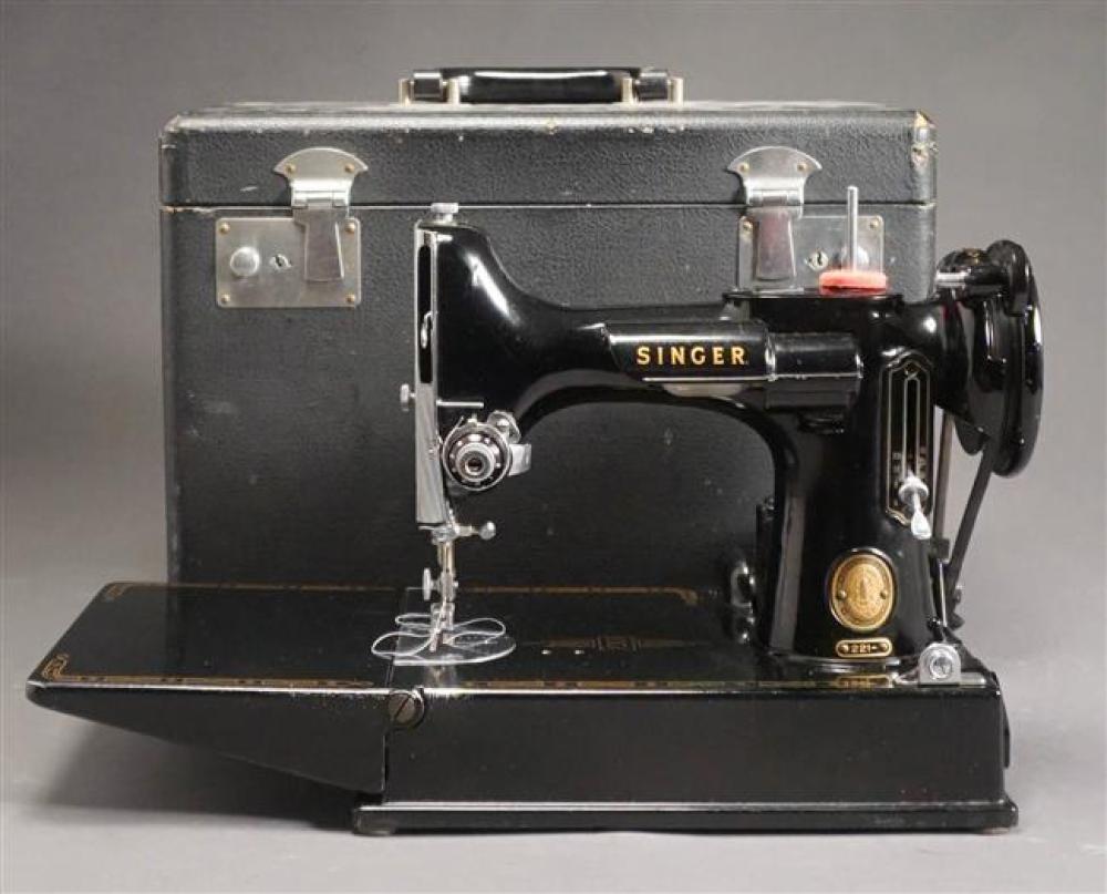 SINGER SEWING MACHINE IN CASESinger 324f91