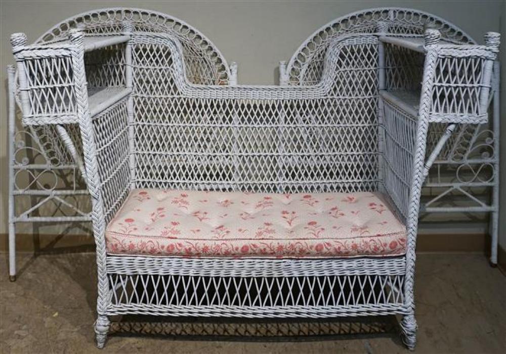 AMERICAN WHITE PAINTED WICKER SETTEE 324ff0