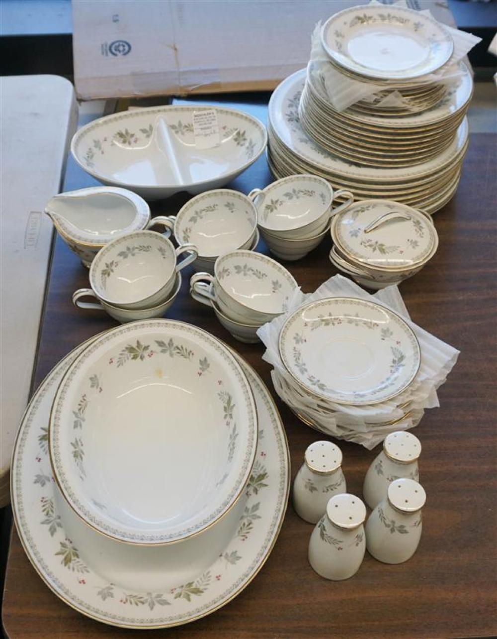 NORITAKE WOODMONT PATTERN 40 PIECE 325026