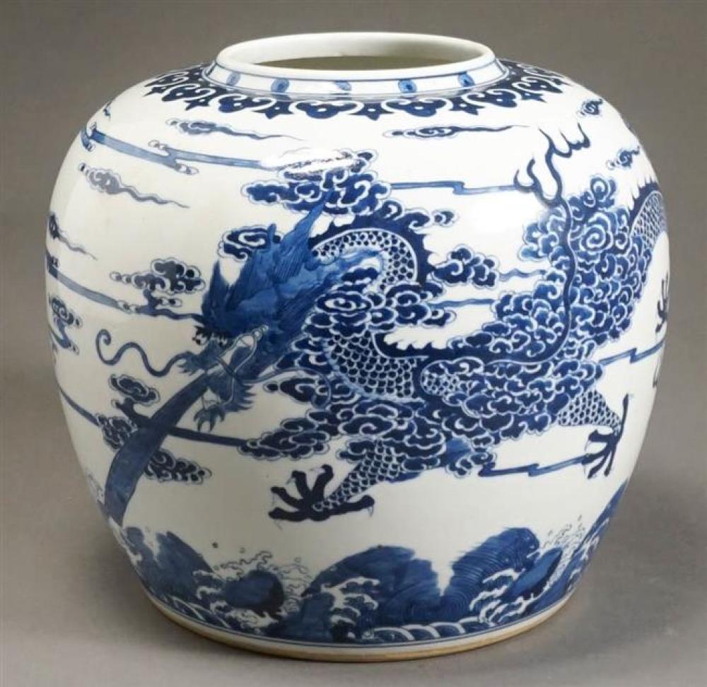 CHINESE BLUE AND WHITE DRAGON JAR  325255