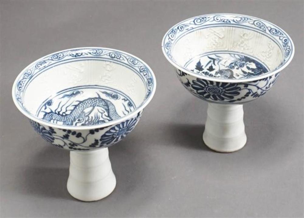 PAIR OF CHINESE BLUE AND WHITE 32525c