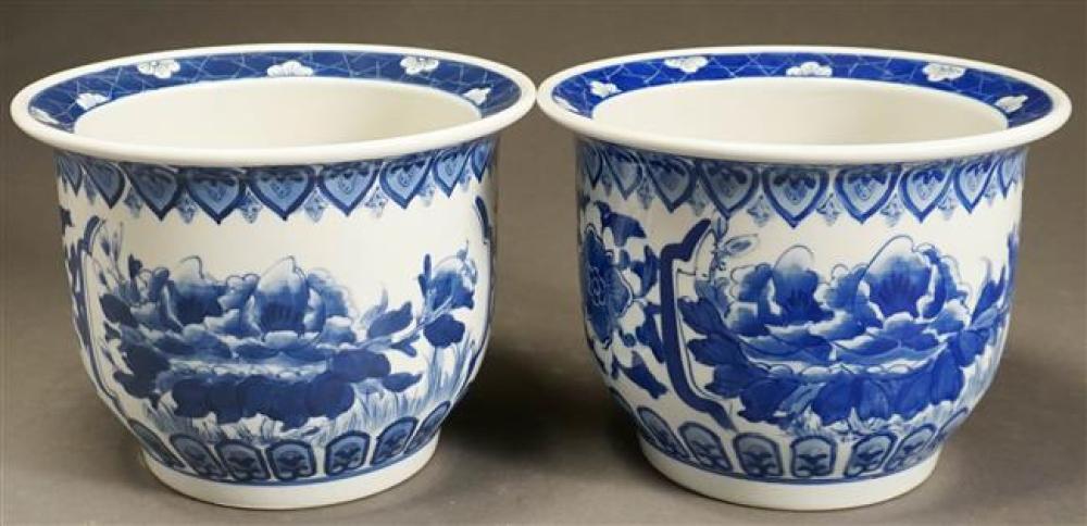 TWO CHINESE PORCELAIN JARDINIERESTwo 3253c3