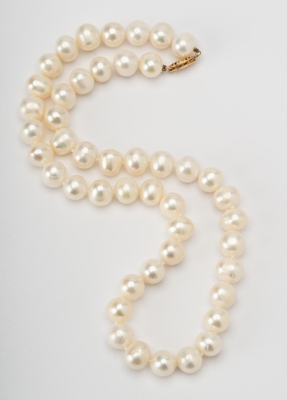 PEARL NECKLACEThe necklace consisting 3255b2