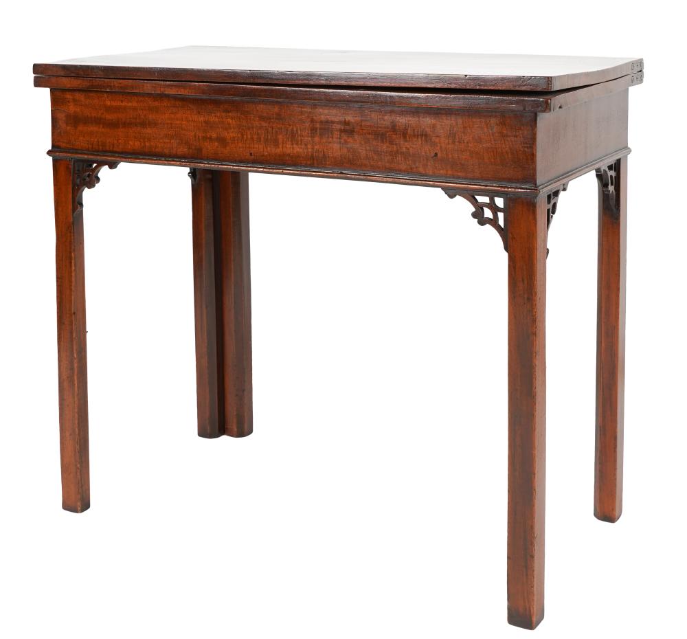 GEORGIAN-STYLE MAHOGANY GATELEG TABLEwith