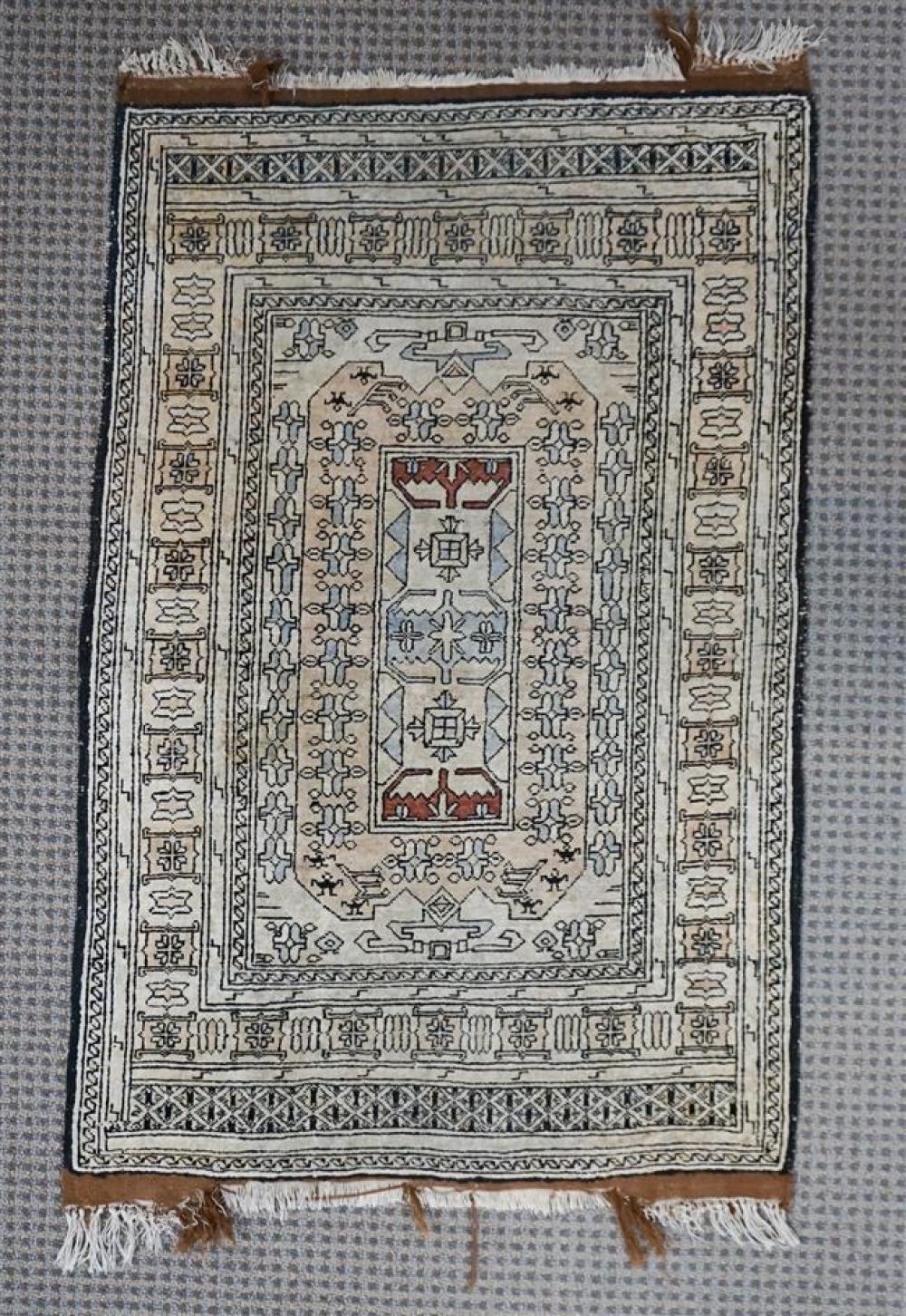 PAKISTAN SILK RUG 3 FT 9 IN X 3256f2