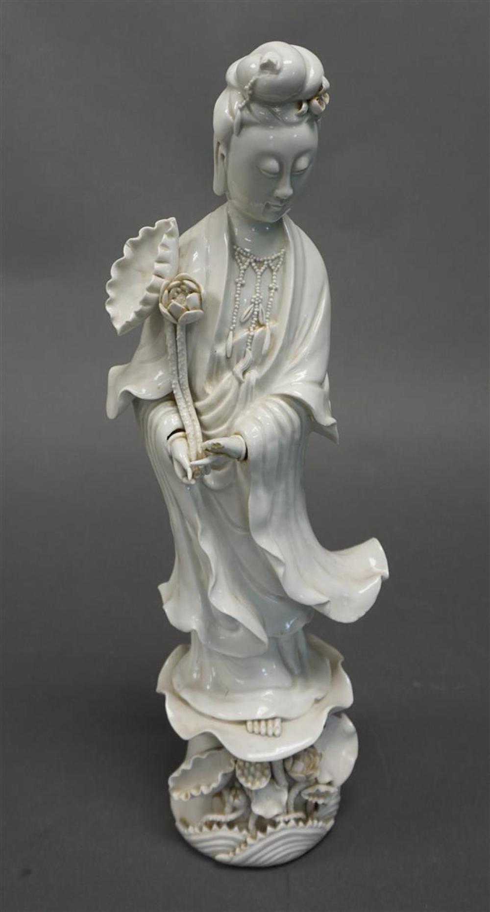 CHINESE BLANC DE CHINE FIGURE OF 32575d