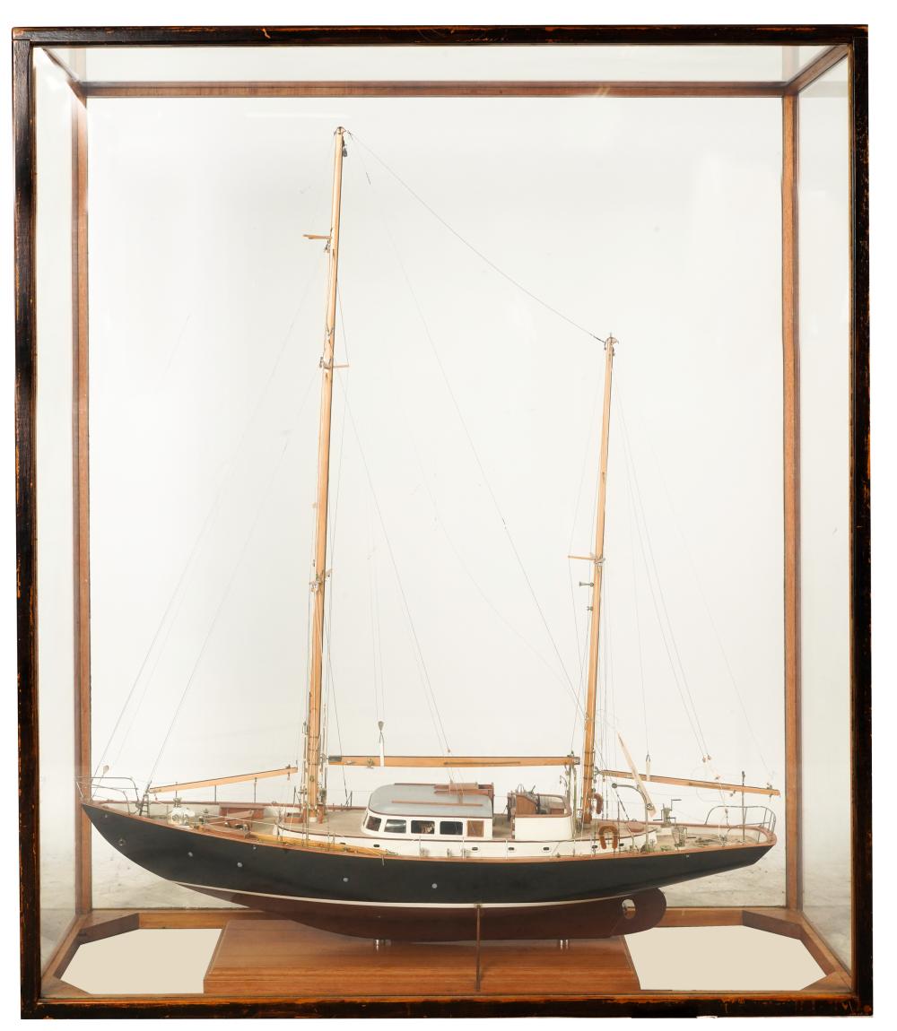 LARGE SAILBOAT MODEL IN GLASS CASEDragon 325781